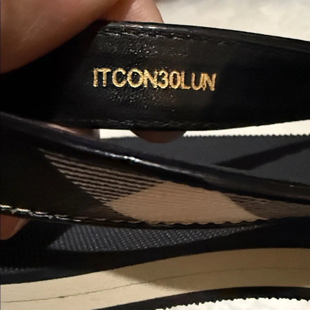 Burberry
Leather flip flops - Picture 7 of 8